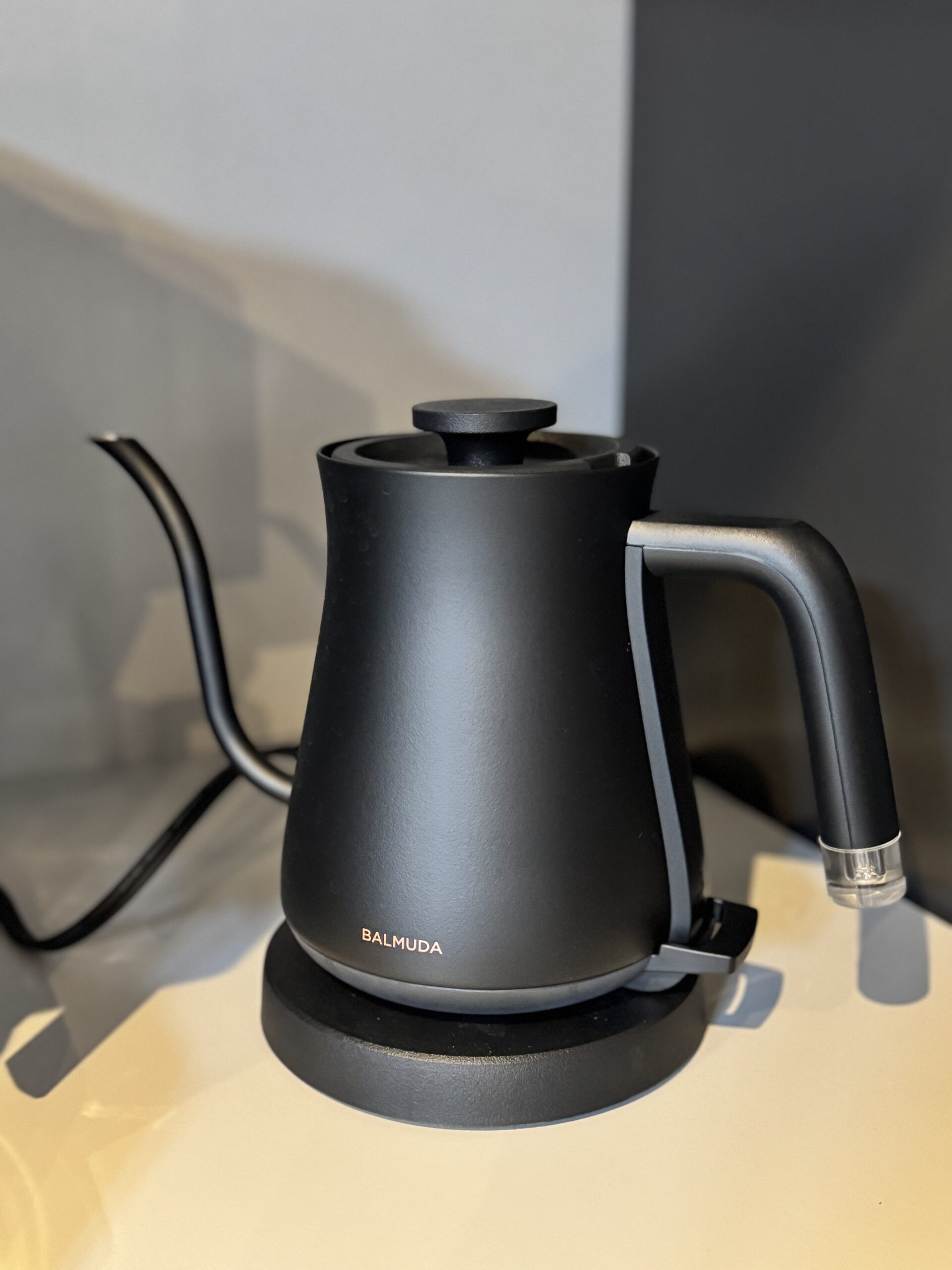 キッチンで使っている黒いBALMUDAの電気ケトル